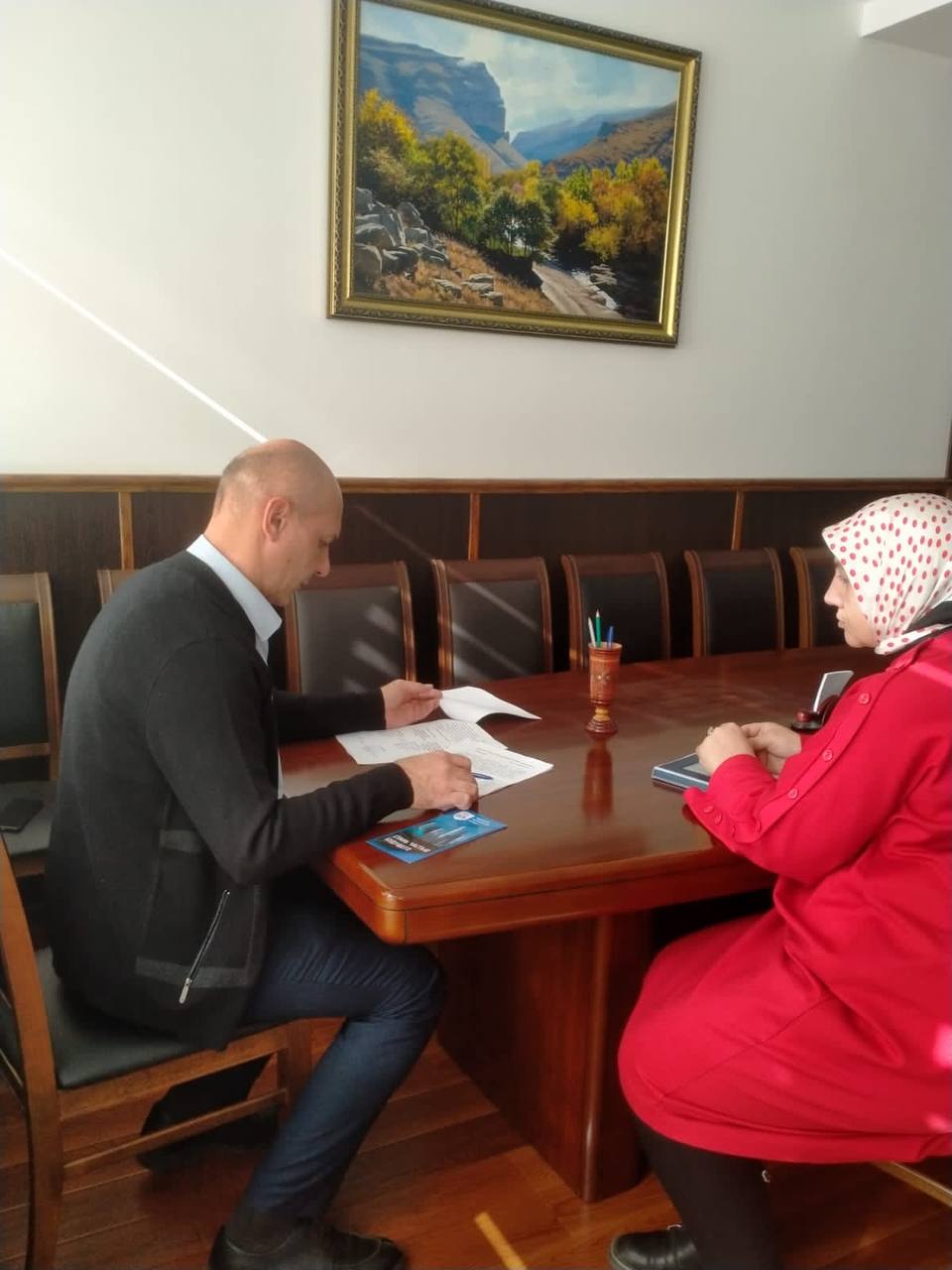 Руководитель отдела практической подготовки ГПК Заграт Нажмудинова   в рабочей командировке встретилась с главами ряда муниципальных образований РД и...